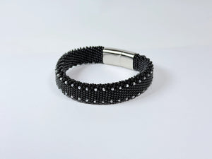 Svart (sølvfargede prikker)