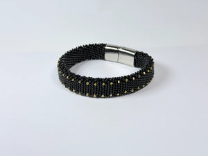 Svart (gullfargede prikker)