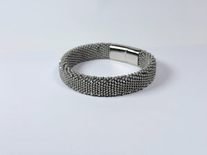 Grå (sølvfargede prikker)