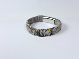 Grå (gullfargede prikker)